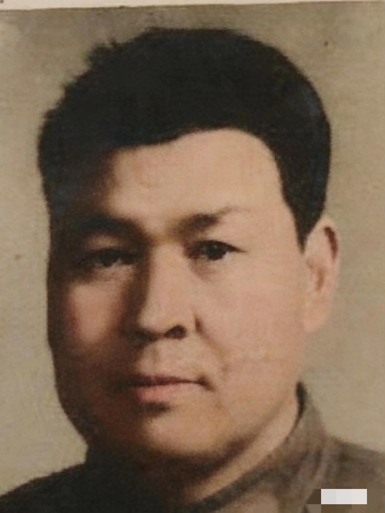 1972年，某副军长余洪信，被全国通缉时，留下了这一张老照片。镜头里的他看着面容