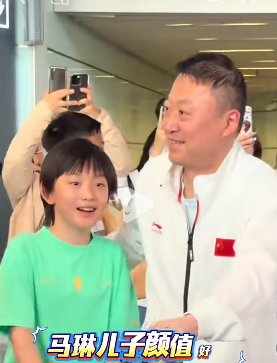 乒二代齐聚机场迎接英雄爸爸—马琳王皓梁靖崑的儿子均颜值超高，幸福的孩子！马