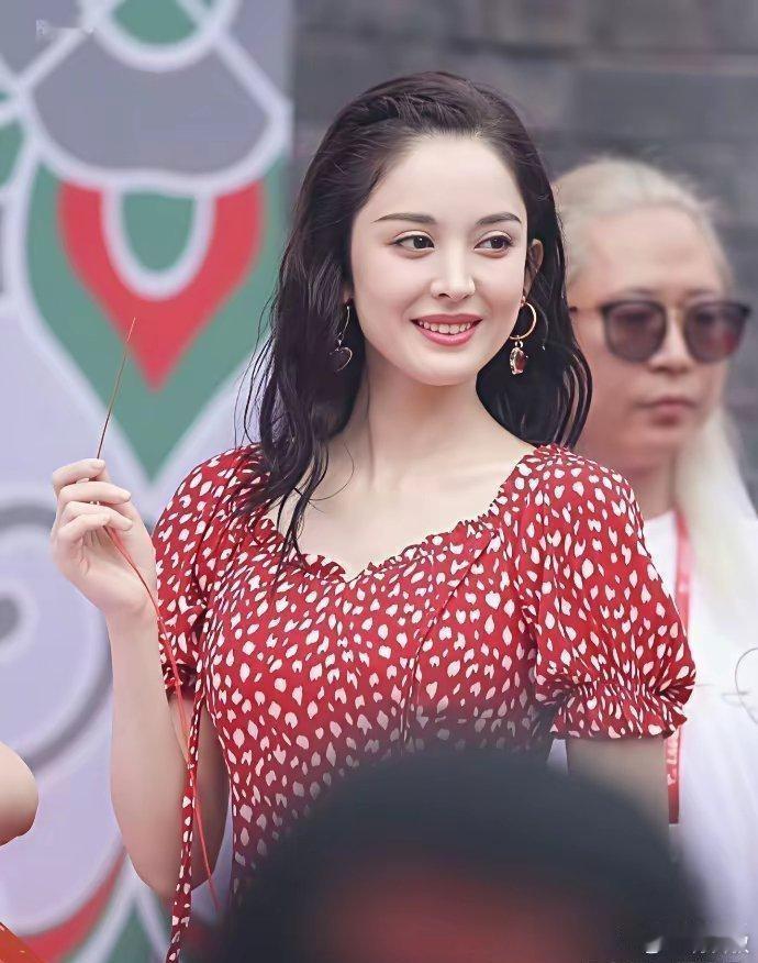 娜扎最﻿⁠胖那‏‏‌会‍﻿儿估计就这样了‏‏‏吧？后来‍‌瘦下来，是真﻿‌的更‍‎‏惊‌‍‎艳了。﻿