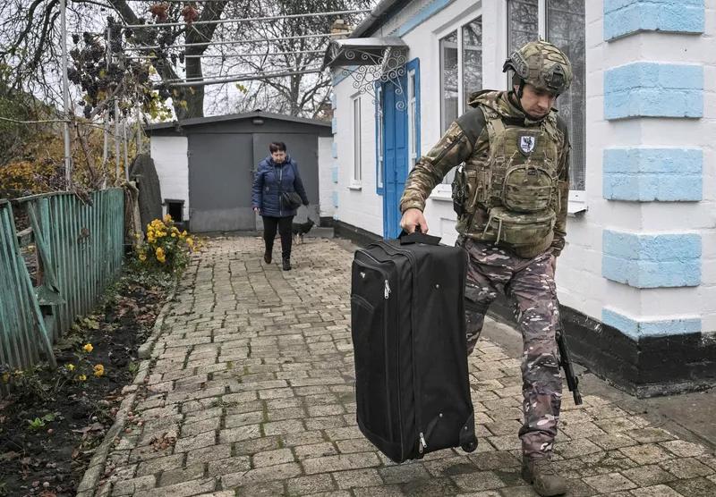 俄军久攻不下红军城是不是在故意拖延？日前，乌军第58摩步旅突围被俄军柳叶刀巡飞弹