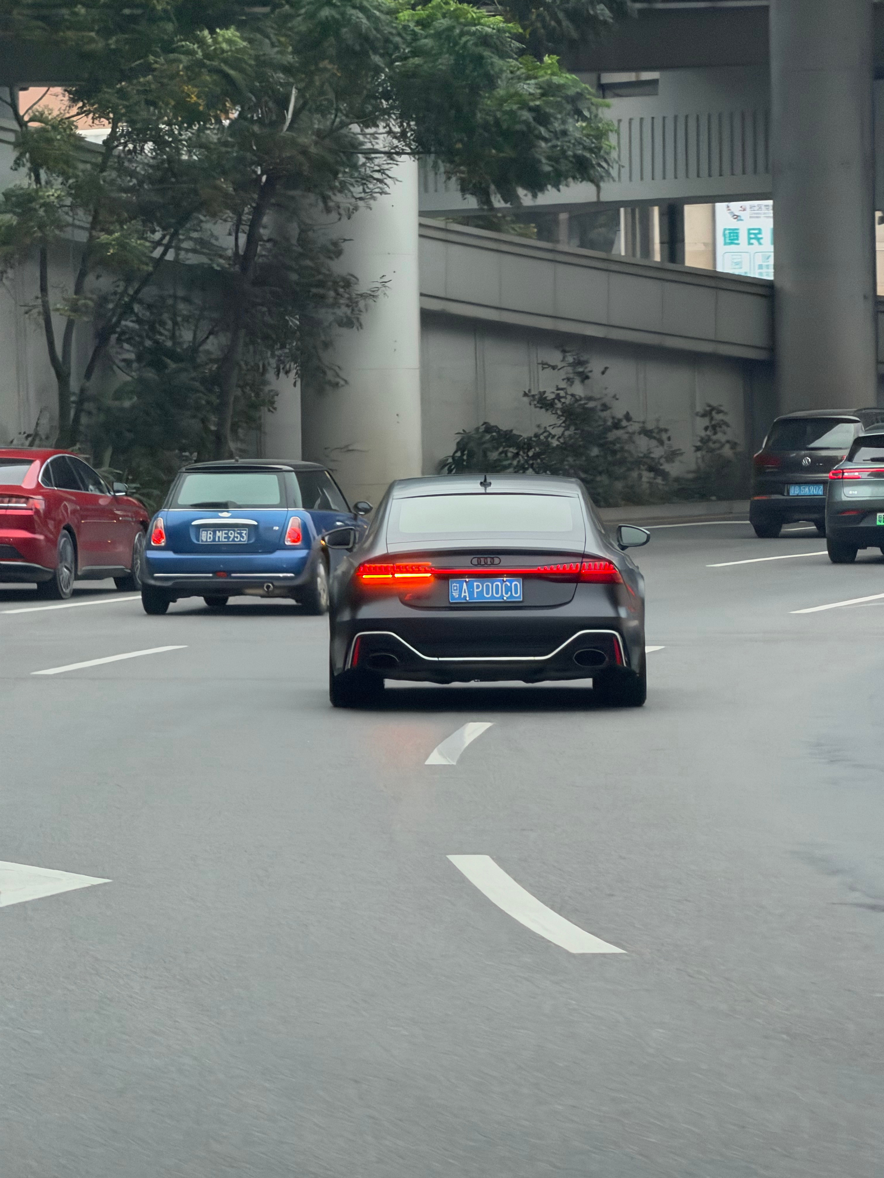 我说实话，我在深圳路上第一次见到真RS7Sportback实车，真事儿，且还是