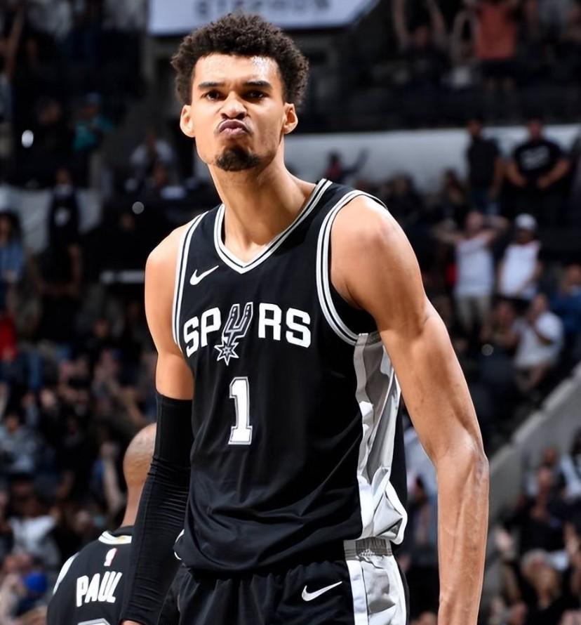 已经很明显了！马刺阵容打法克制雷霆！第一，雷霆的首发双塔面对马刺一大四小，哈腾