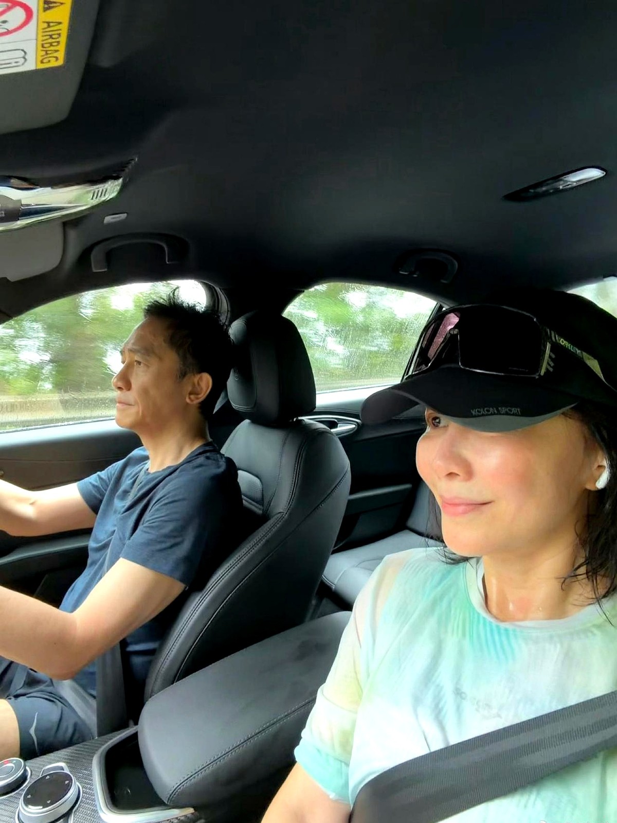 刚跑完10公里，刘嘉玲拉开车门，驾驶座上等着的是梁朝伟。两口子这趟出门没带助理，结结实实跑完了全程。