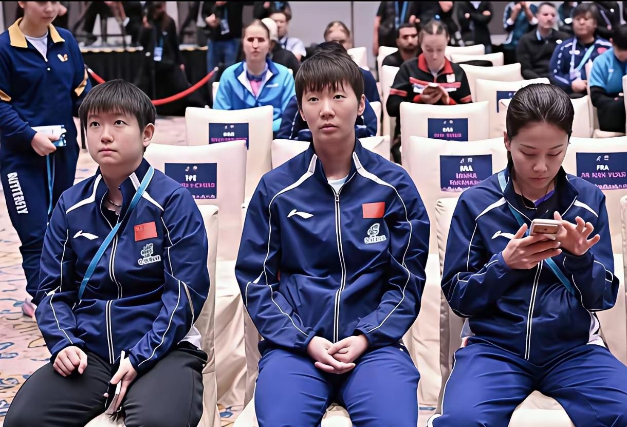 看似貌美如花，哪个都是没人敢惹硬茬子！左边这位脚一翘，“我就静静看你们表演