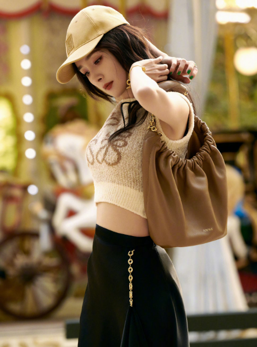 杨幂巴黎写真大片，又美又辣！身材真绝了