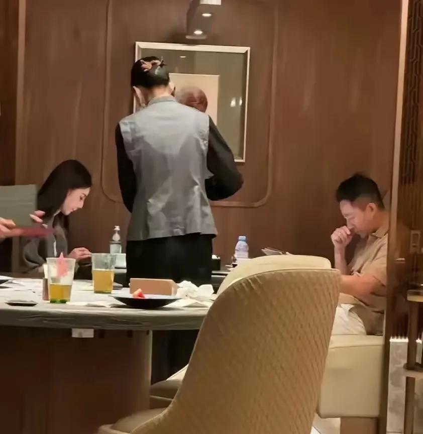 网友偶遇汪小菲和汪太太，把照片发出来，竟引来网友争论：夫妻俩感情好，关系融洽，