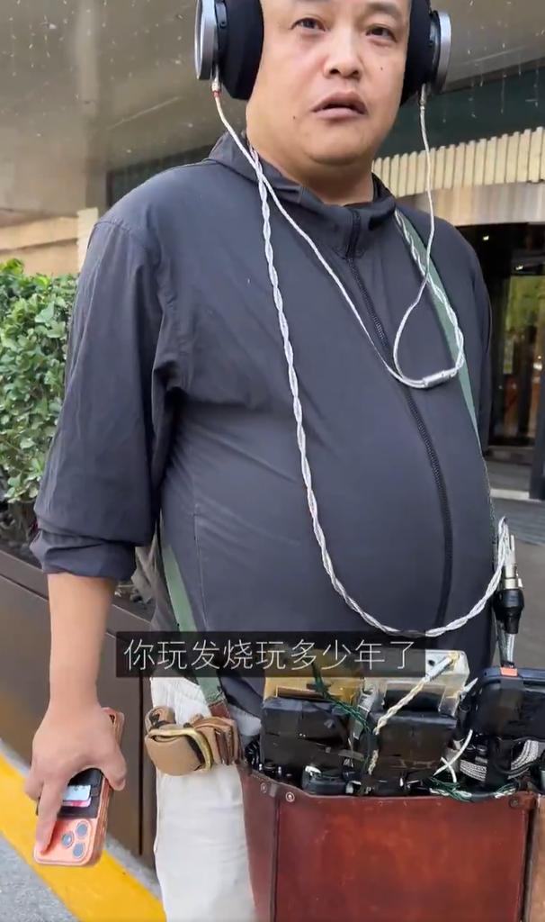 这才是真正的HiFi发烧友，为了耳机的贴合度把两侧头发都剃这么干净。这位5