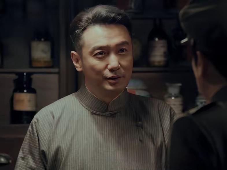 追剧《沉默的荣耀》真有意思，昨晚在剧中又见到演员巩峥了。在这部