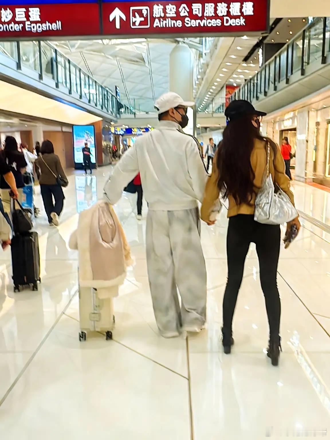 有网友在香港机场偶遇汪峰森林北，依旧手牵手，甜蜜到不行！有一说一，汪峰太有钱了，