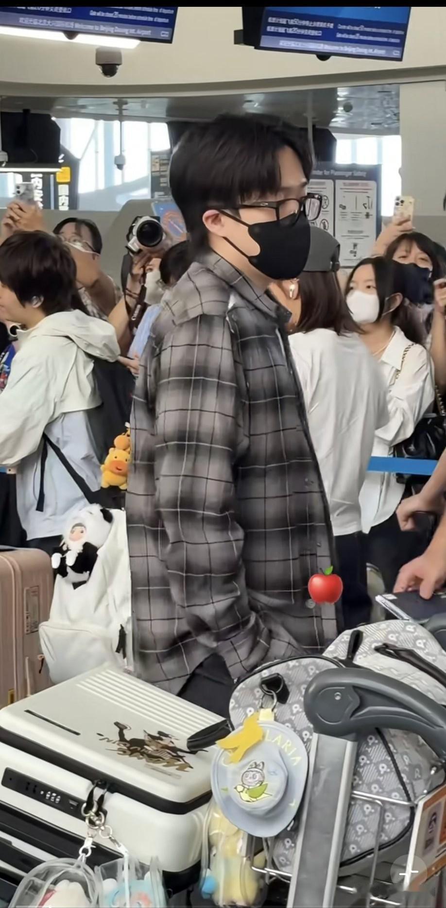 出发澳门的楚钦同学！这格子衬衫一穿，眼镜一戴，啧啧啧……北大书生完美演绎！这格