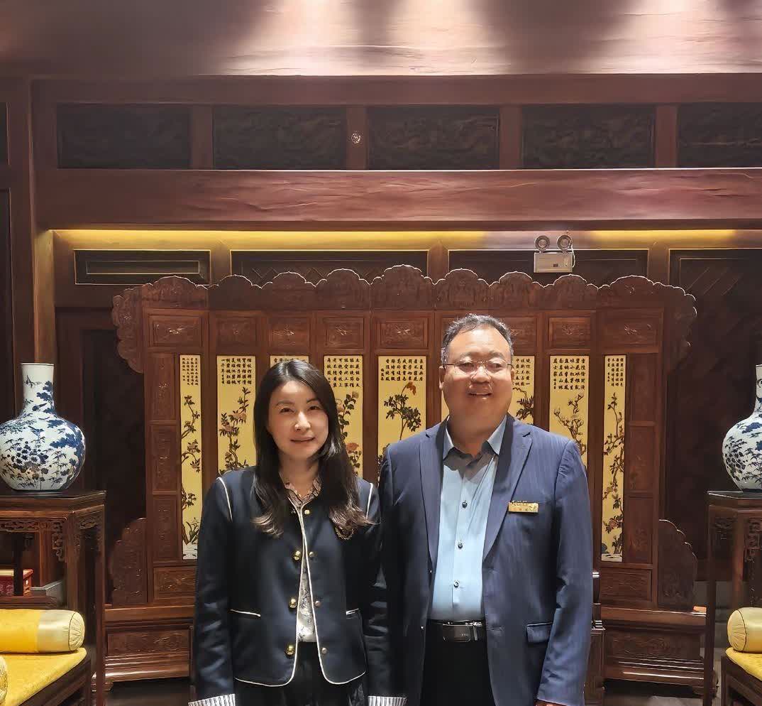 郭晶晶大女儿8岁生日竟选在慈禧同款餐厅！！霍震霆老爷子白发配军绿色羽绒服，这状态