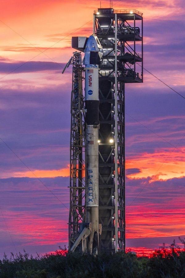 10月1日，SpaceX在佛罗里达与加州多处发射台执行了三类任务，载人轮换、小卫