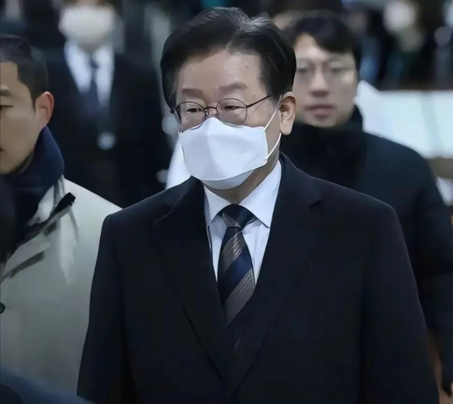 韩国议会长禹元植出席中国抗战胜利80周年纪念活动。李在明这是采取了一个折中的方式