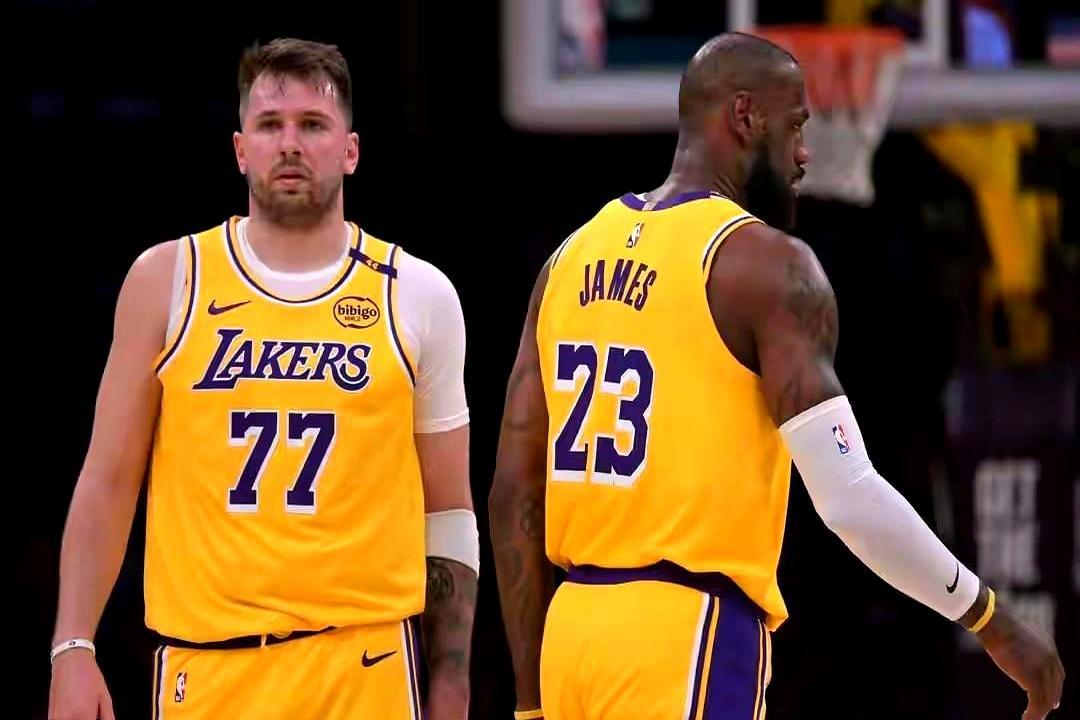 东契奇赛后采访夸了里夫斯全程，半个字没提缺阵的詹姆斯。刚结束的湖人打尼克斯