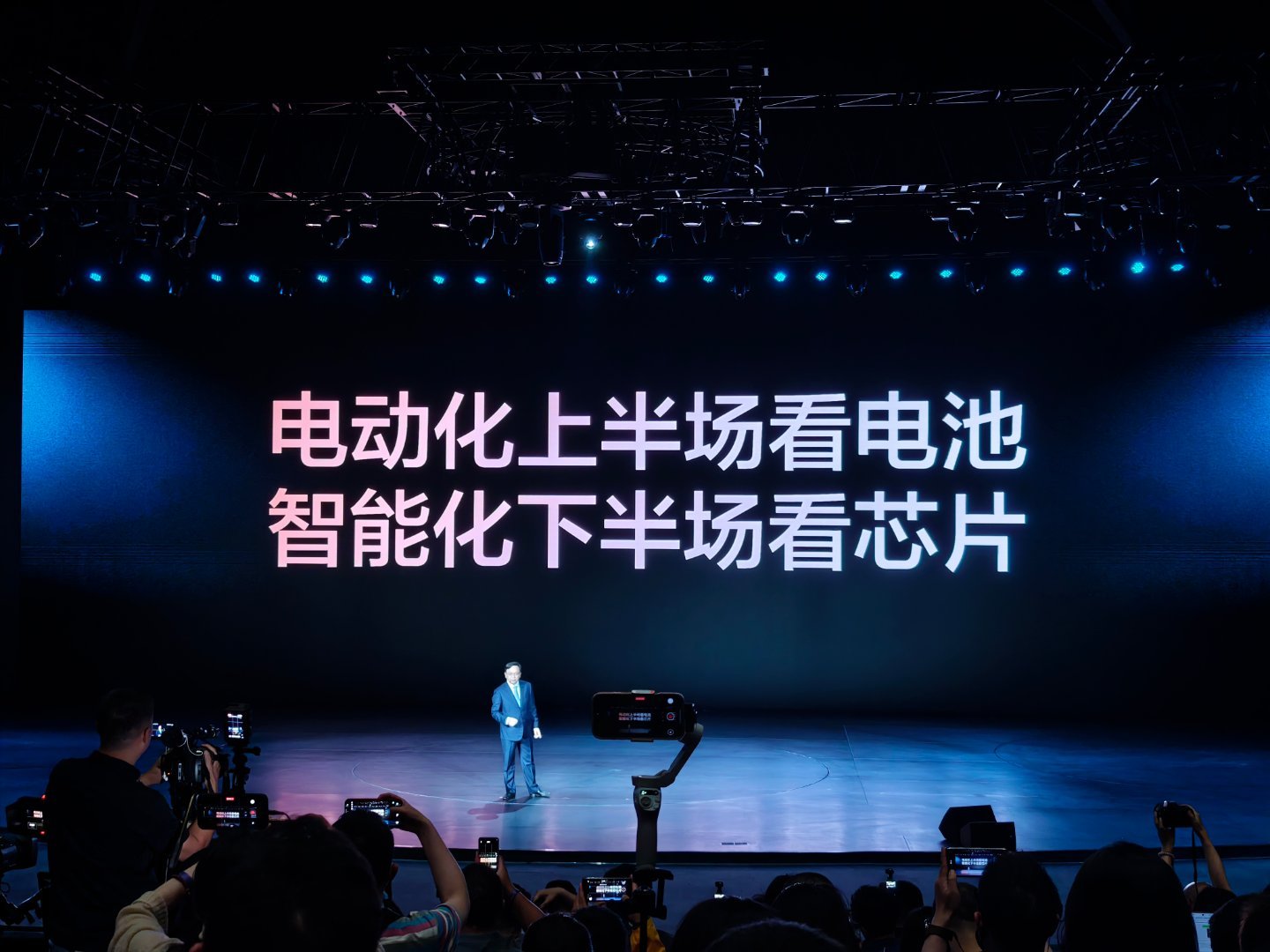 比亚迪自研首款4纳米辅助驾驶芯片比亚迪捅破智驾天花板：4nm芯片+全民智驾，这