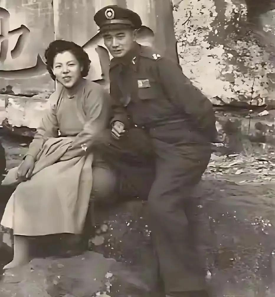 50年代初，被发配到金门的李天霞与夫人的一张合影，虽然表面上还挂着“中将高参”的