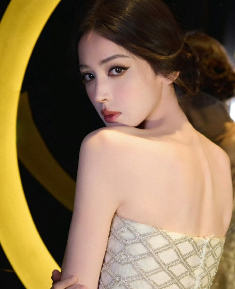 娜扎新造型太美了，高定的高级感和自身美融合。