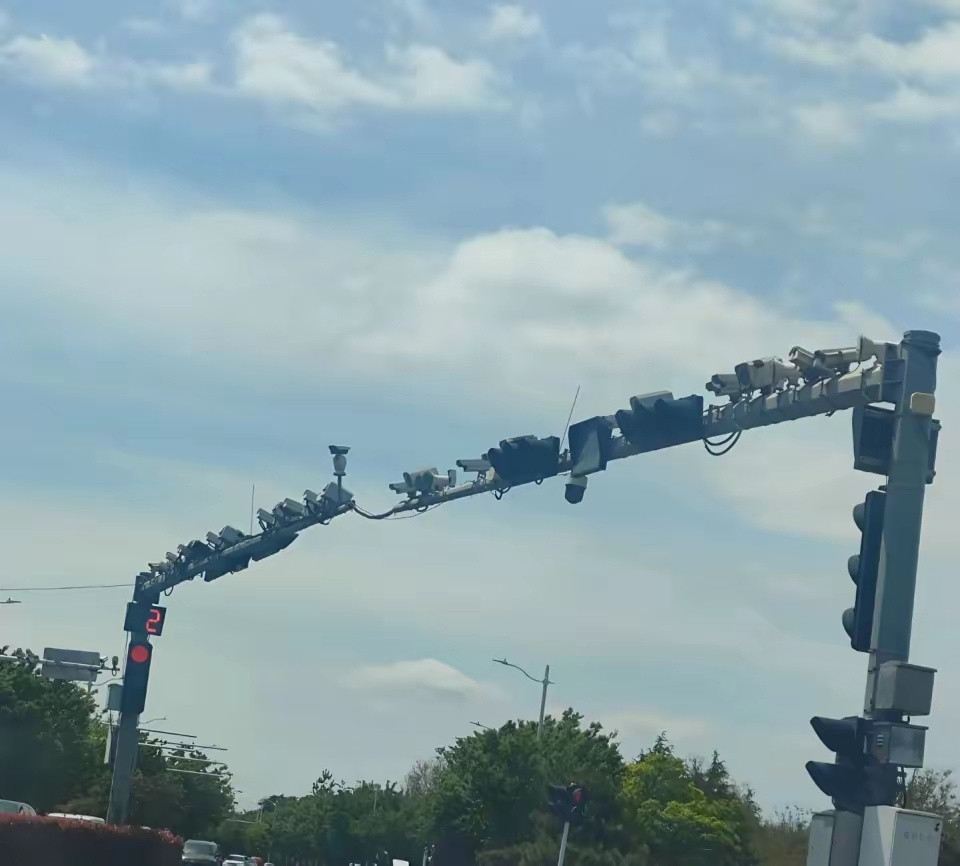 公安分局致歉，交通灯上满满摄像头近日，有网友称，在青岛市城阳区一处路口，两根监控