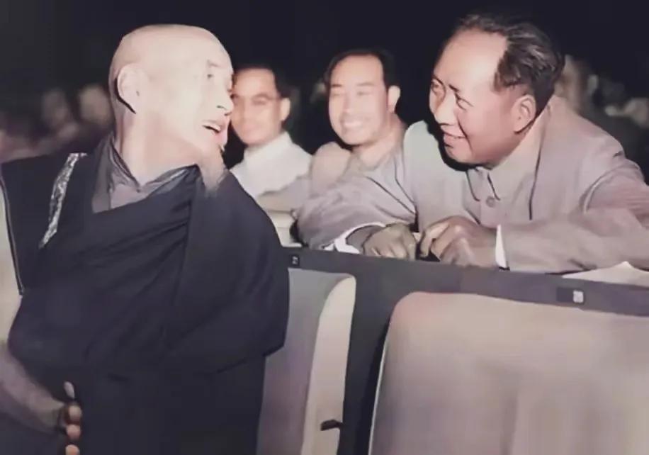 那年，在人民大会堂开会，期间，坐在主席团后排的毛主席，向坐在前排宗教界的方丈大师