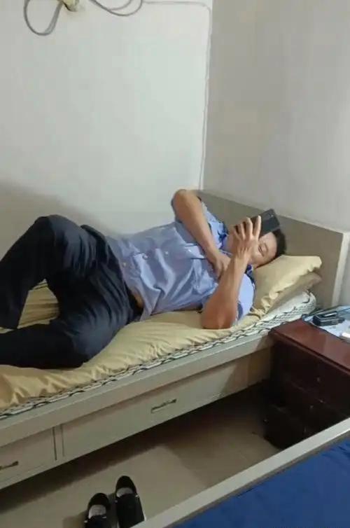 男子在工厂当保安，工资已经涨到了6500元一个月！刚开始做的时候需要站岗巡查！自