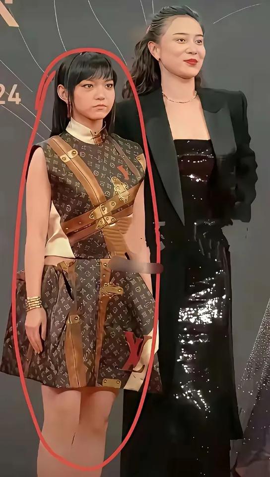 小宋佳怎么了，她身边怎么总喜欢站一些怪人！图一图二里面，小宋佳身边是谁啊？恨