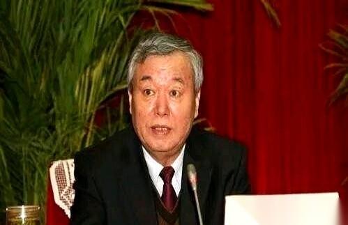 鲍志强。2001年。泰安的老伙计们，还有多少人记得这个名字？在任时间不长，