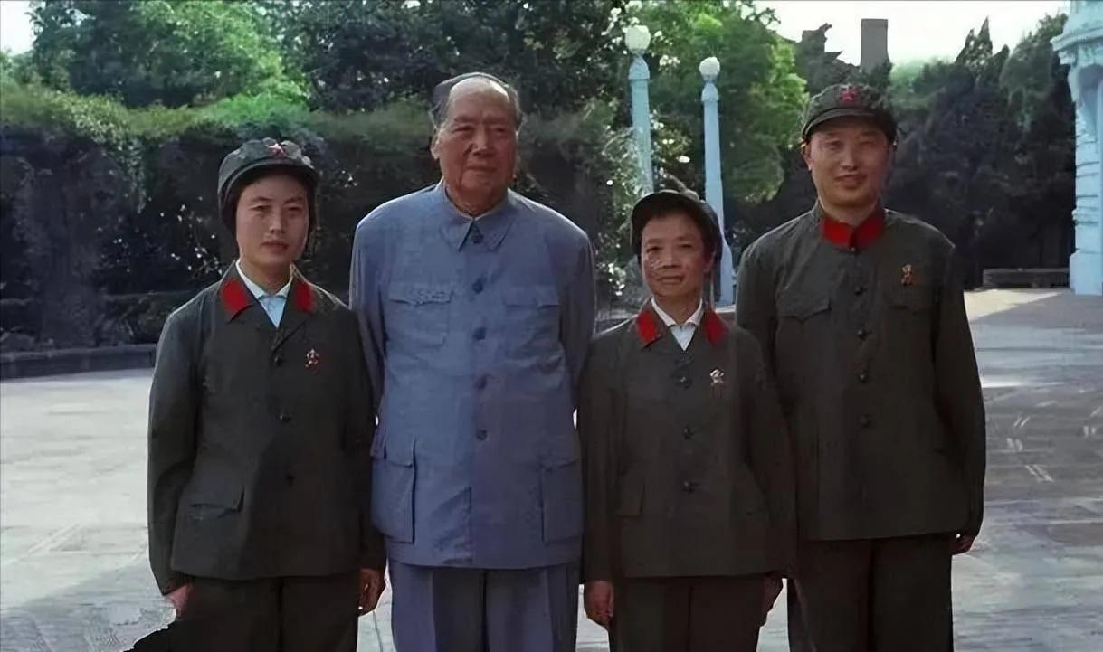 1959年那个夜里，吴旭君跟主席说，她想走。主席问她为什么。她说，我爱人被定成反