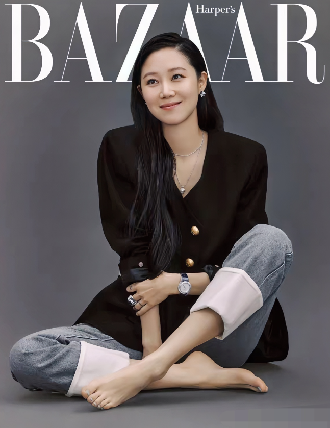 孔孝真，172cm，光脚坐在地上也太美了，特别是那双脚，脚型完美，真是从头美到脚