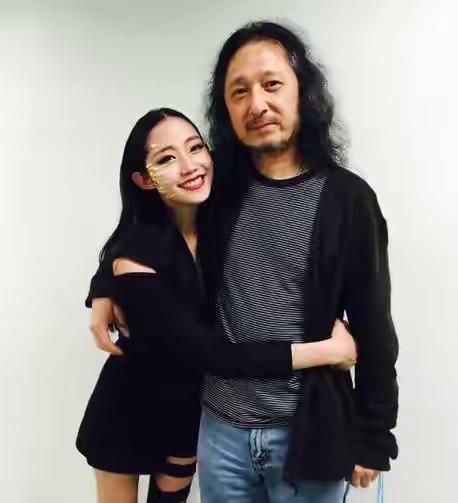 凭良心讲，万千惠那么年轻的时候认识三宝，地位身份差太多了，不能有现在的她，人不能