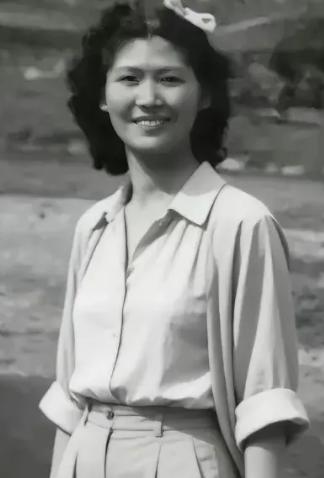 1914年，31岁的阎锡山娶了14岁的小妾，洞房当晚，阎锡山进门就对小姑娘说：“