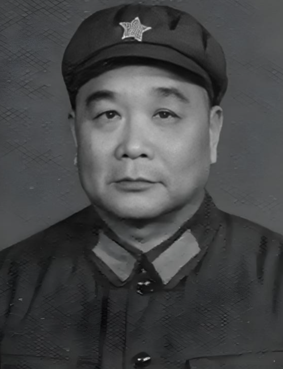 1950年，恩施分区司令员王定烈乘车去剿匪，途中得知参谋在出发前打了电话，感觉不