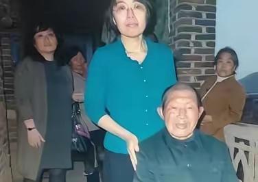 1949年，30岁易祥团长，把湖南的老婆孩子，托付给勤务兵庹长发，匆匆撤退至宝岛