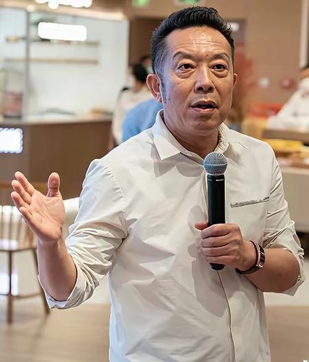 老贾发的这篇文章，完全是满嘴跑火车，最虚假的是，老贾说，去年西贝网暴期间，全国