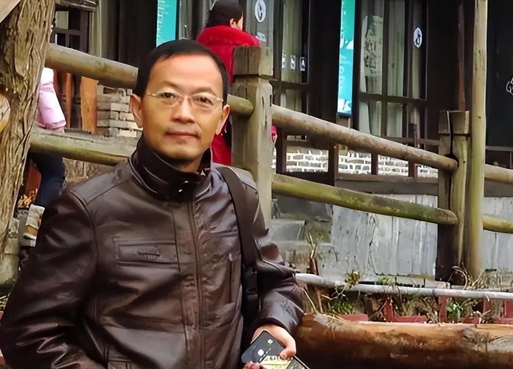 “如果有一天我执掌中国，我一分钱就把她卖给美国！”2013年，北大教授焦国标发表