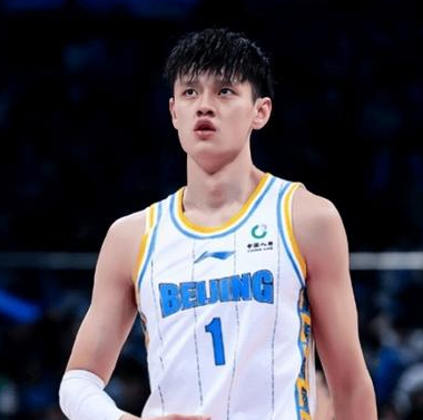 北京男篮球员曾凡博腰伤再度复发将缺席比赛。据天天体育透露，北京男篮球员曾凡博腰伤