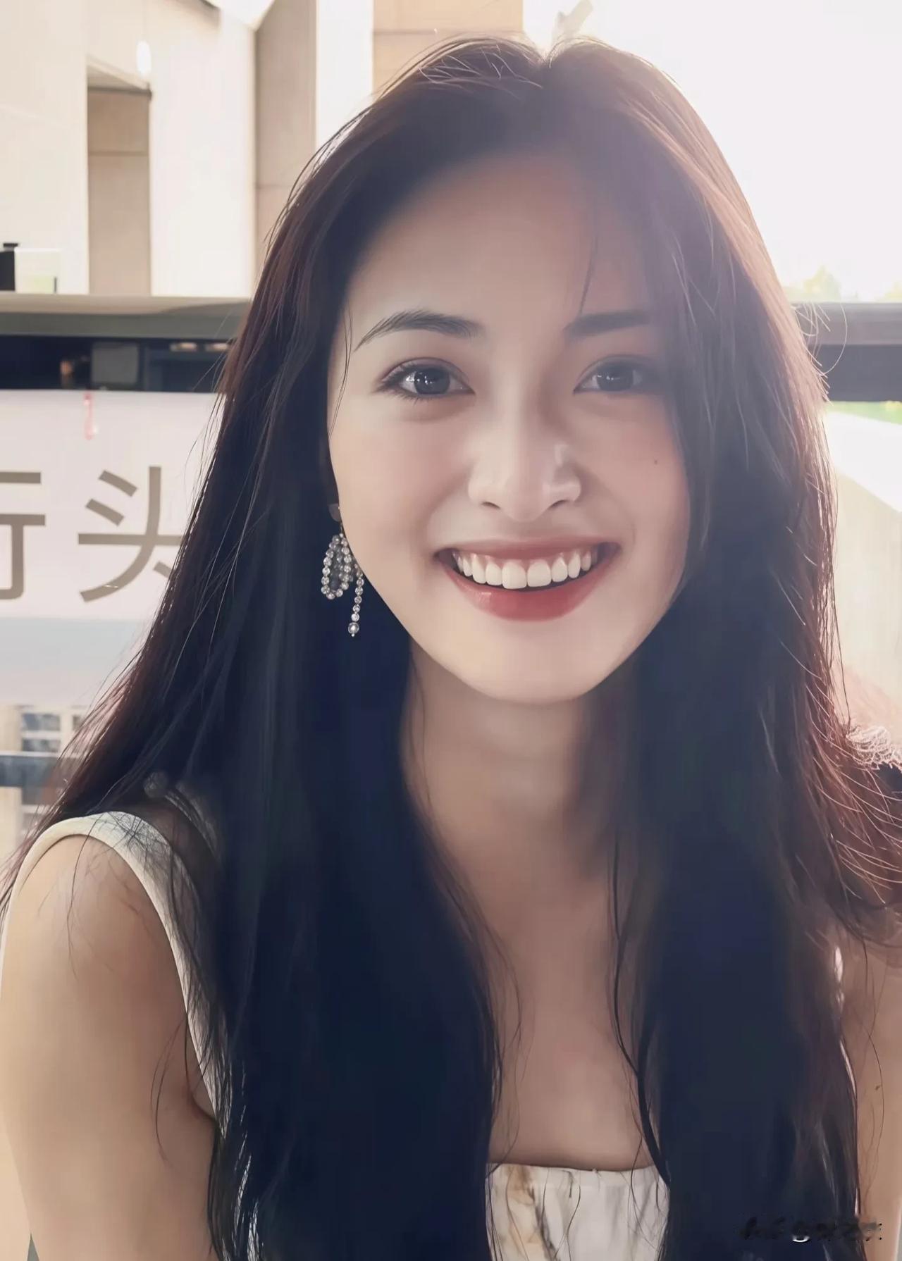 沈月的粉丝说；我觉得月月今年跟之前比完全是大爆发的程度，从去年开始就一直在稳稳的