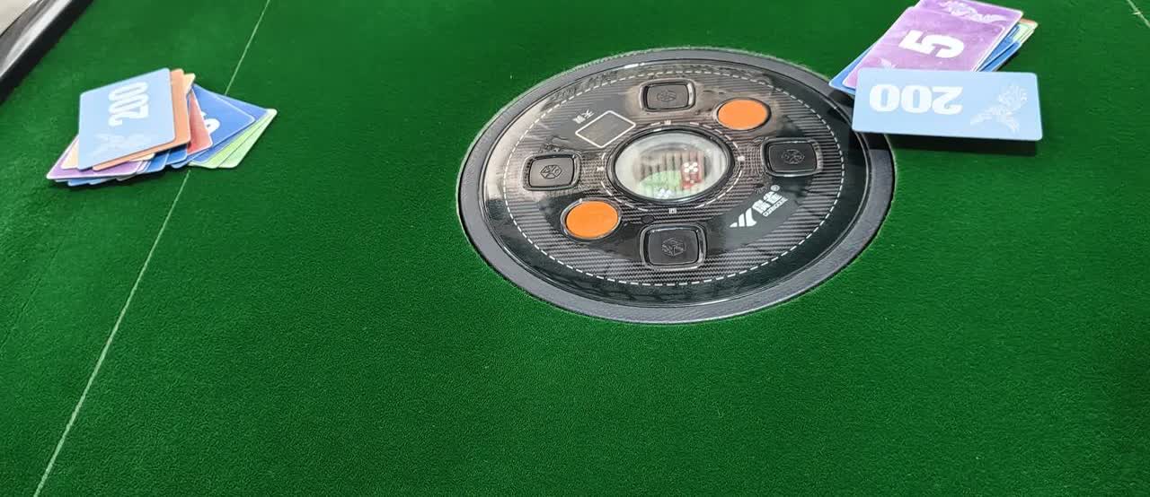 下午还是打5元的小麻将，老板娘分给每人500筹码，坐我上家的老头问：打多大的，要