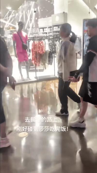 新鲜的孙颖莎！与佳佳coco走在一起~哇偶！这是去吃饭了么？餐厅距离房间确实挺