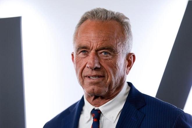 美国卫生部长的妻子，最近被迫做了一件事。把家里所有的手提包分成两类：能装酸菜的，