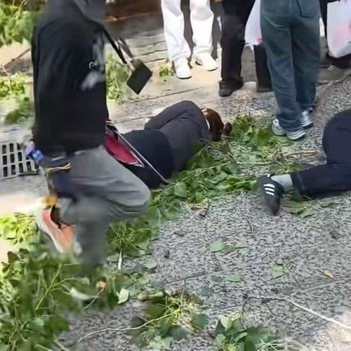 4月18日中午，河南开封万岁山武侠城景区内，原本热闹的游玩氛围被一声闷响打破。由