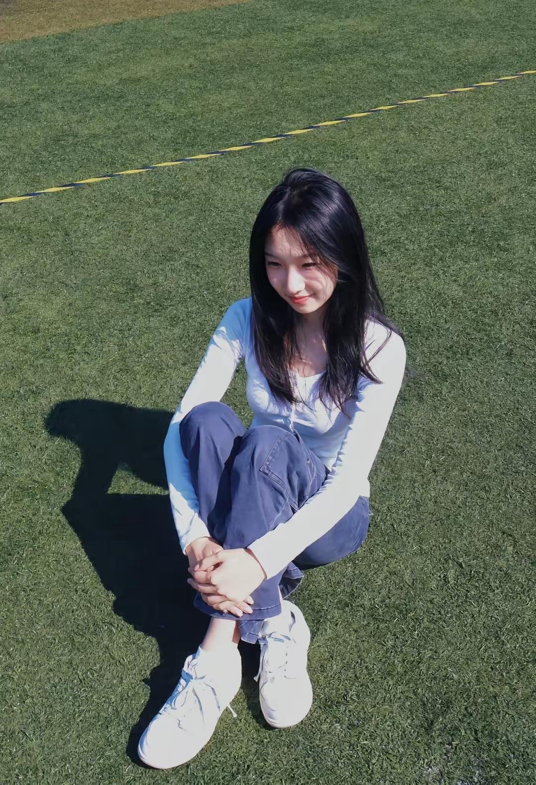 阳光下的青春时光，微笑中尽显温柔。分享一张你阳光下的照片