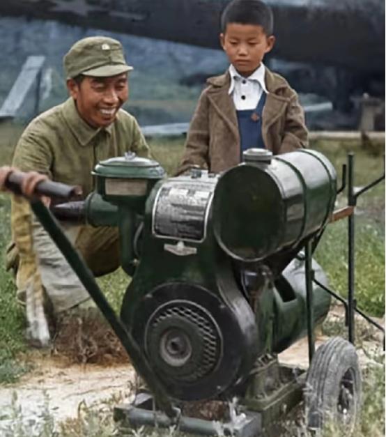 这可是一件稀罕物，也是一个好东西。这是1944年美军赠送给延安八路军的一台便携式