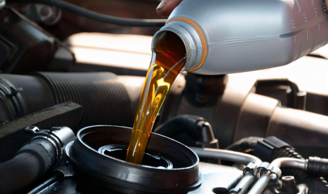 简单算笔账：假设你有一辆15万元左右的家用燃油车，粗略估算一年的养车成本（不含折