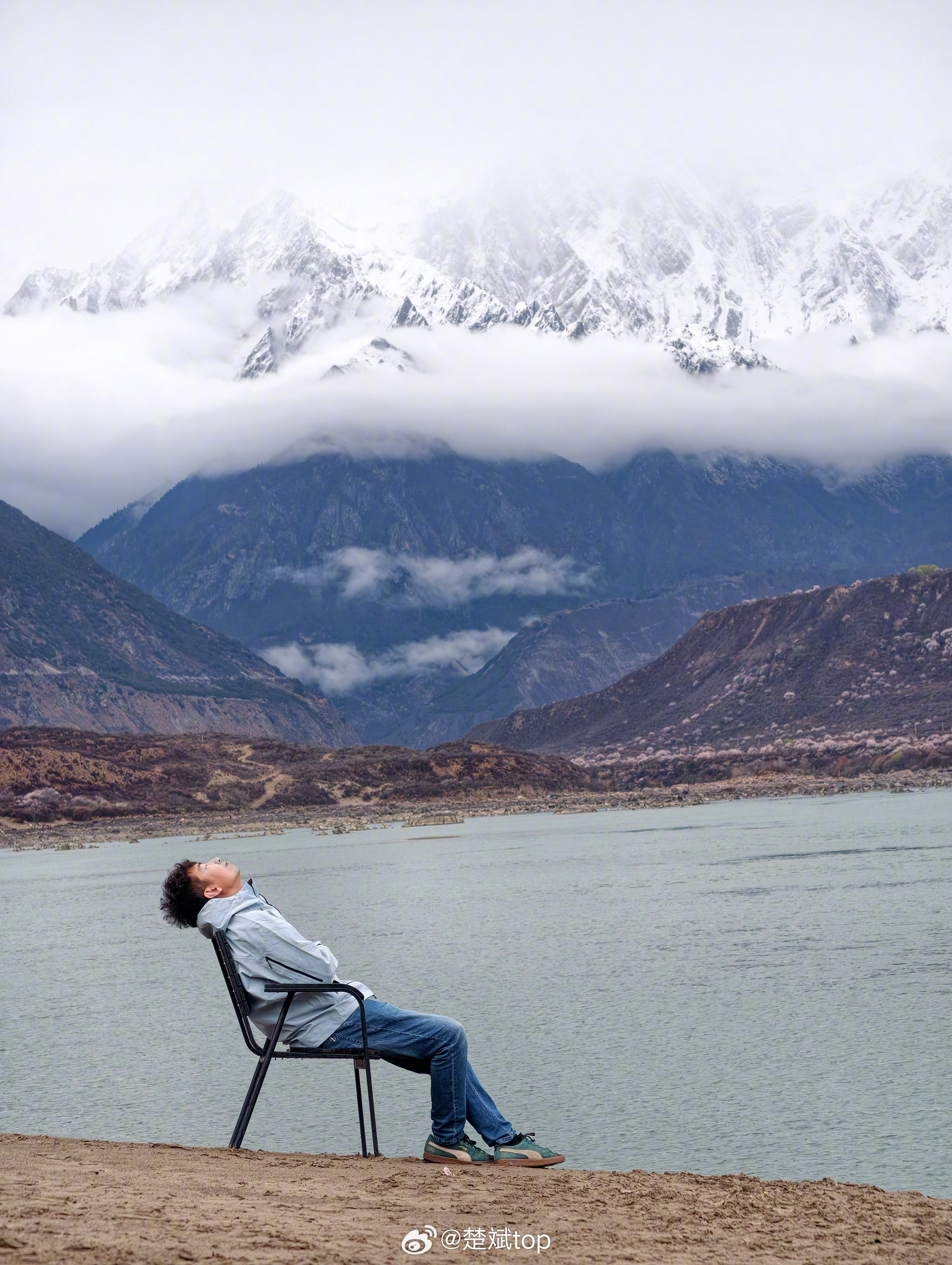独享雅鲁藏布大峡谷和南迦巴瓦峰，今天虽然依旧没有看到日照金山，但这幅水墨画别有一