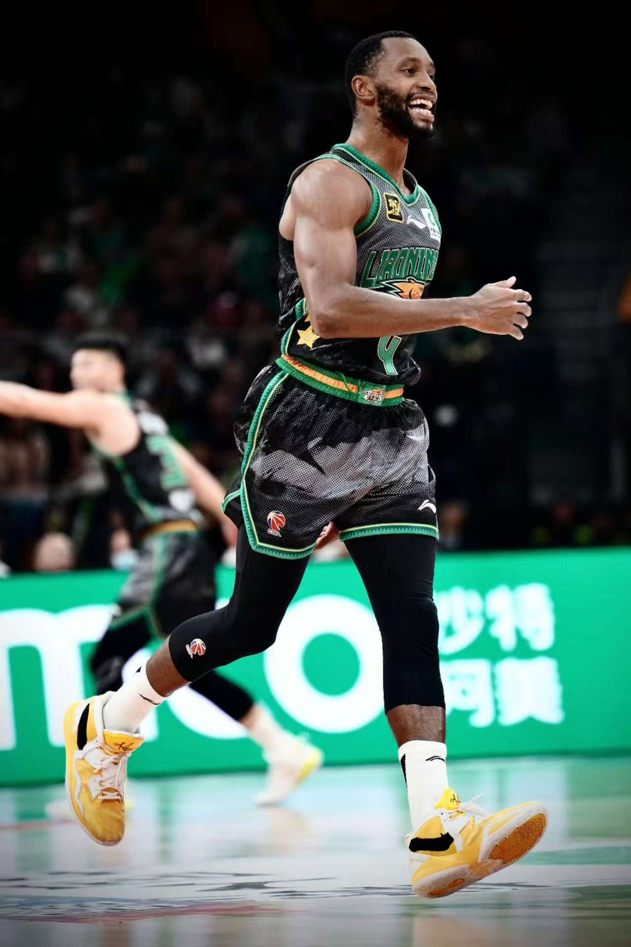 35岁冠军后卫空降上海！油箱还剩多少油？第四外援弗