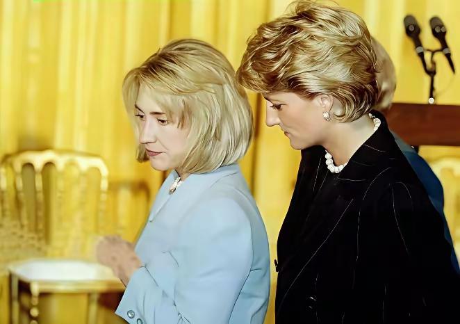 在戴安娜面前，希拉里的颜值和气质居然不输？这两人，可是差了十几岁！但，在镜头