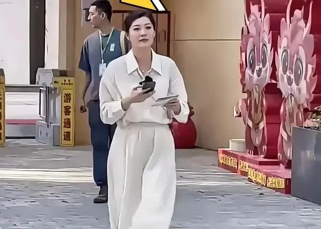 就在全网还在猜盼盼身后是谁的时候我确定的告诉你们绝对是盼盼的老公你们看侧