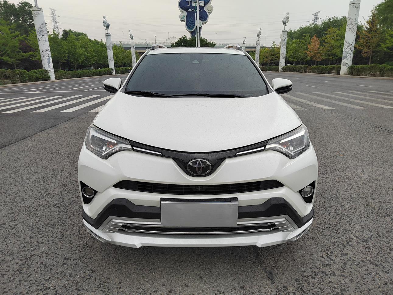 别被“保值神话”忽悠了！二手RAV4荣放，到底该花多少钱买？今儿必须给你掰扯明白老铁们，如果你还抱着