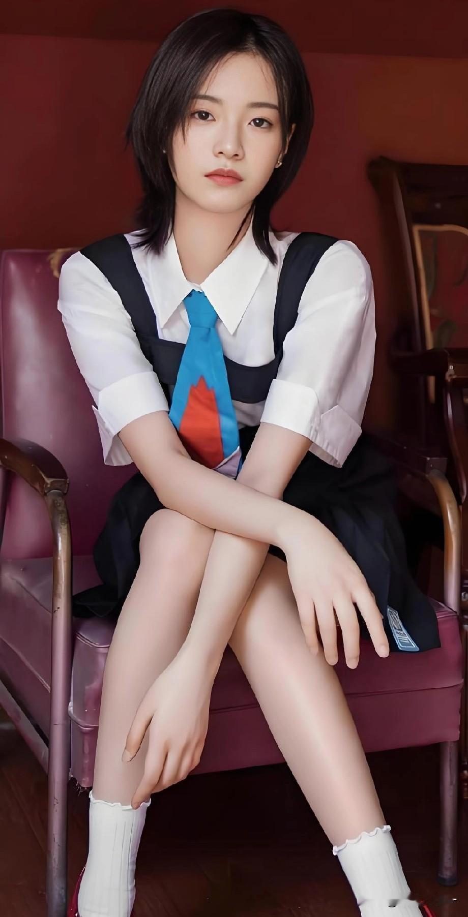 我感觉李庚希这辈子，只要她自己不塌房就不会缺戏拍，不是说她演技有保障，而