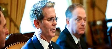 美国有难中国帮，美国网友怒了真不敢相信，美国部长就因为说